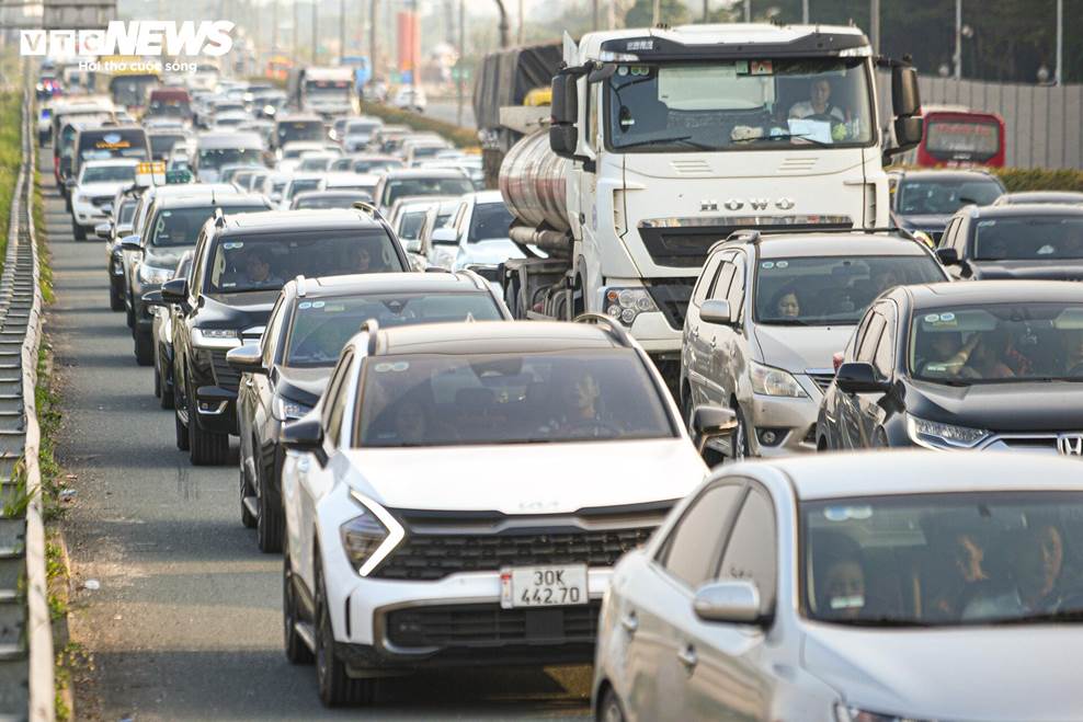 Người dân ùn ùn trở về Thủ đô, cao tốc Pháp Vân - Cầu Giẽ kẹt cứng-4
