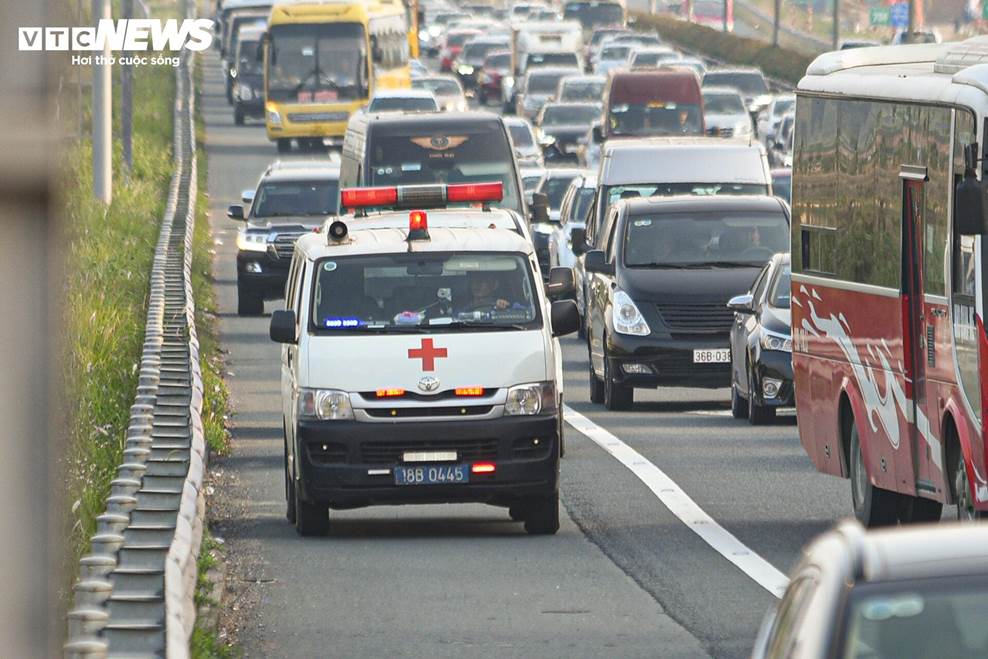 Người dân ùn ùn trở về Thủ đô, cao tốc Pháp Vân - Cầu Giẽ kẹt cứng-5