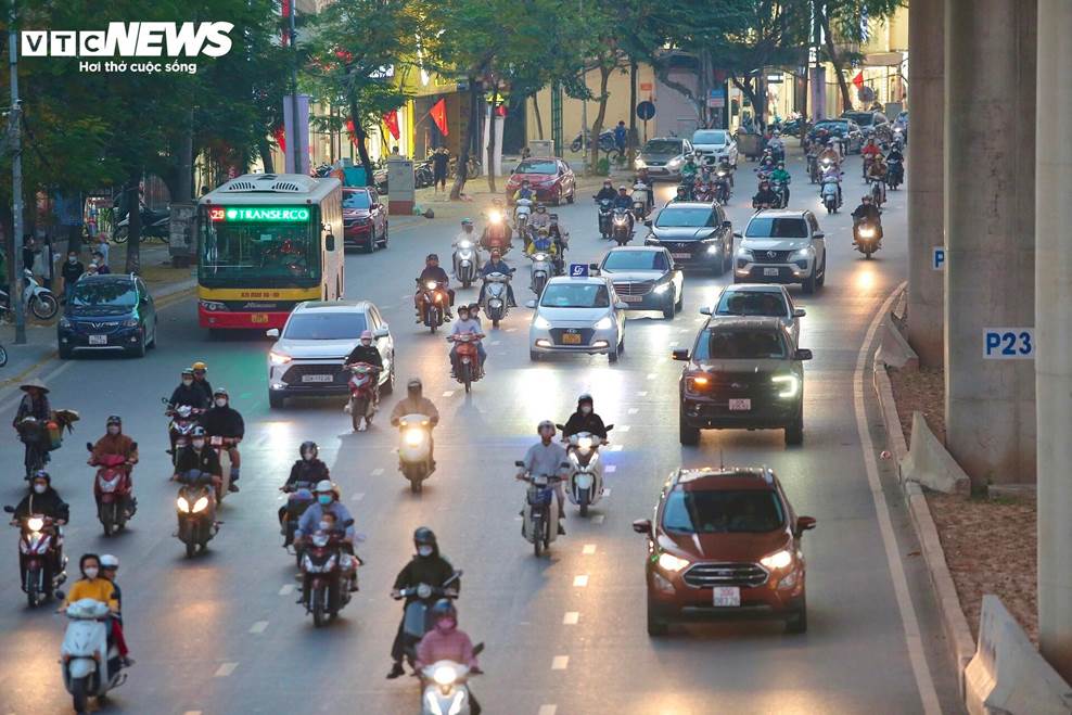 Người dân ùn ùn trở về Thủ đô, cao tốc Pháp Vân - Cầu Giẽ kẹt cứng-13