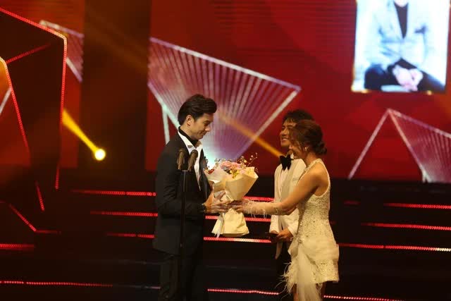 Gia đình mình vui bất thình lình thắng lớn, Cuộc đời vẫn đẹp sao trắng tay ở VTV Awards-4