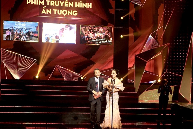Gia đình mình vui bất thình lình thắng lớn, Cuộc đời vẫn đẹp sao trắng tay ở VTV Awards-1