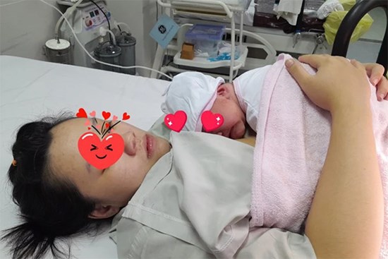Người dân cứu người mẹ đẻ rớt con tại quán cà phê