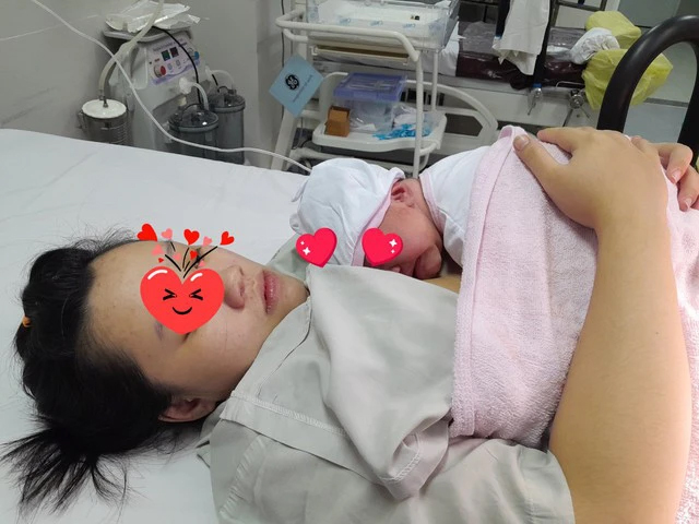 Người dân cứu người mẹ đẻ rớt con tại quán cà phê-1