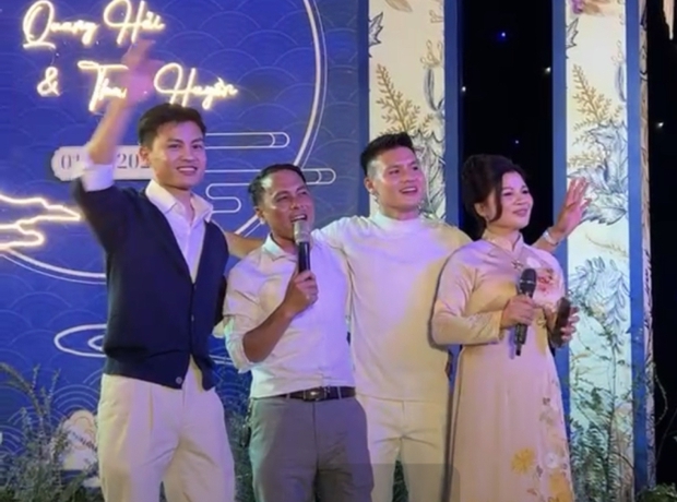 Khoảnh khắc bố mẹ Quang Hải xả vai bố mẹ chồng, hát song ca tưng bừng khi đón được con dâu mới-1