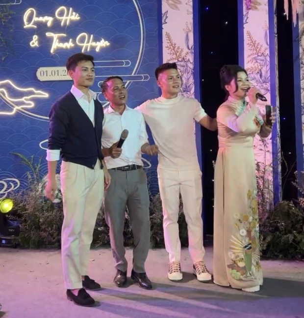 Khoảnh khắc bố mẹ Quang Hải xả vai bố mẹ chồng, hát song ca tưng bừng khi đón được con dâu mới-2