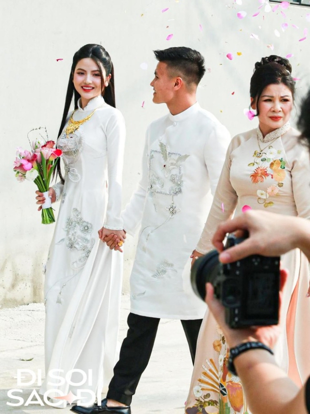 Khoảnh khắc bố mẹ Quang Hải xả vai bố mẹ chồng, hát song ca tưng bừng khi đón được con dâu mới-6