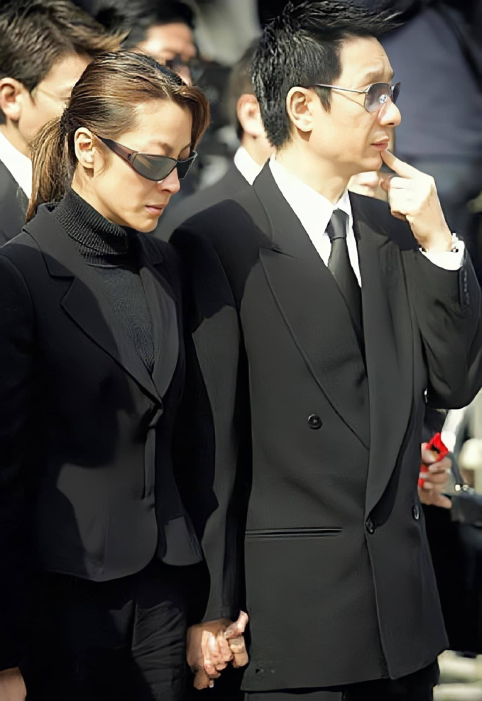 Hình ảnh đám tang Mai Diễm Phương bất ngờ được chia sẻ lại: Tang lễ không tiếng khóc, một nụ cười khiến Trương Bá Chi bị mắng suốt 20 năm-5