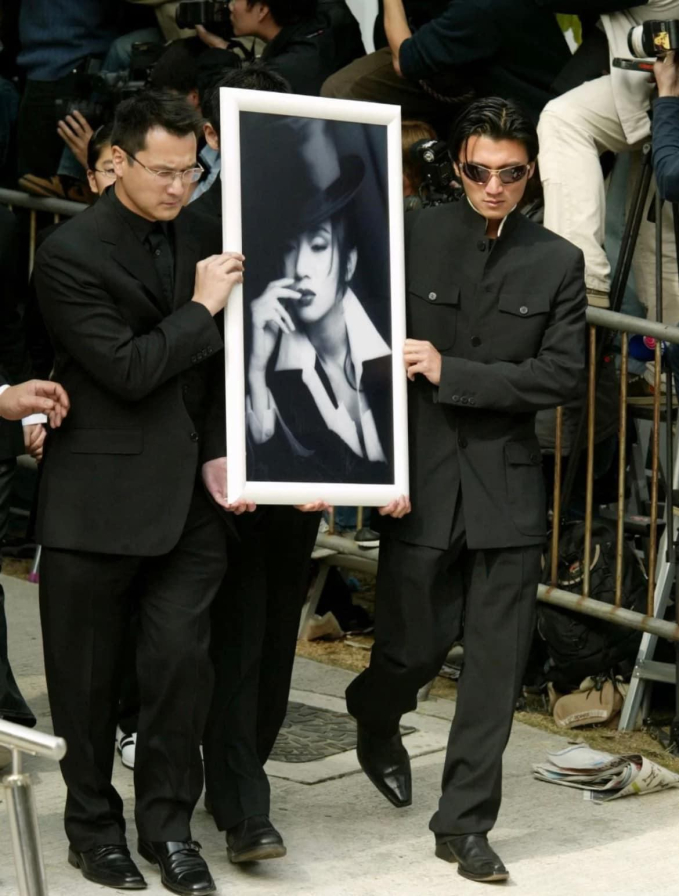 Hình ảnh đám tang Mai Diễm Phương bất ngờ được chia sẻ lại: Tang lễ không tiếng khóc, một nụ cười khiến Trương Bá Chi bị mắng suốt 20 năm-1