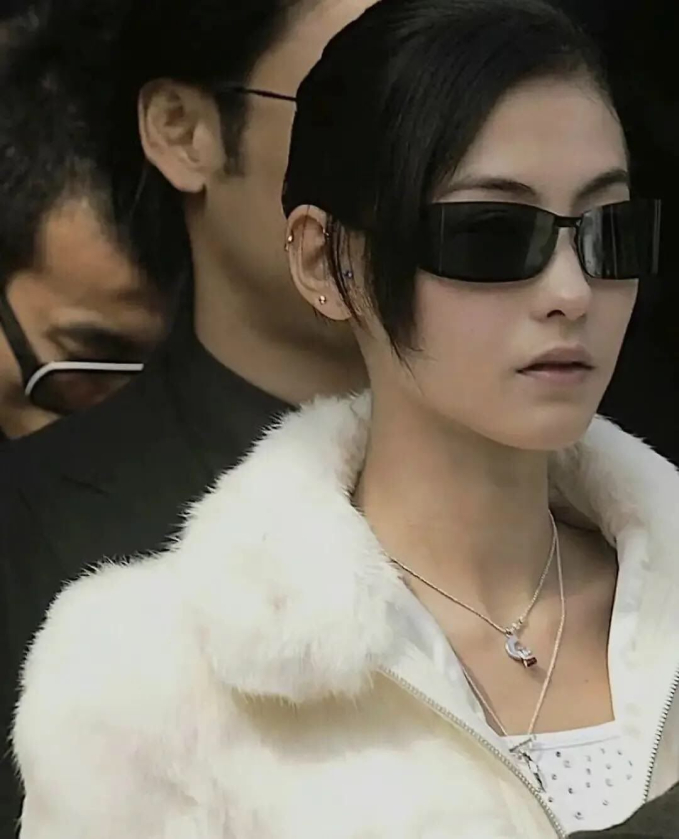 Hình ảnh đám tang Mai Diễm Phương bất ngờ được chia sẻ lại: Tang lễ không tiếng khóc, một nụ cười khiến Trương Bá Chi bị mắng suốt 20 năm-6