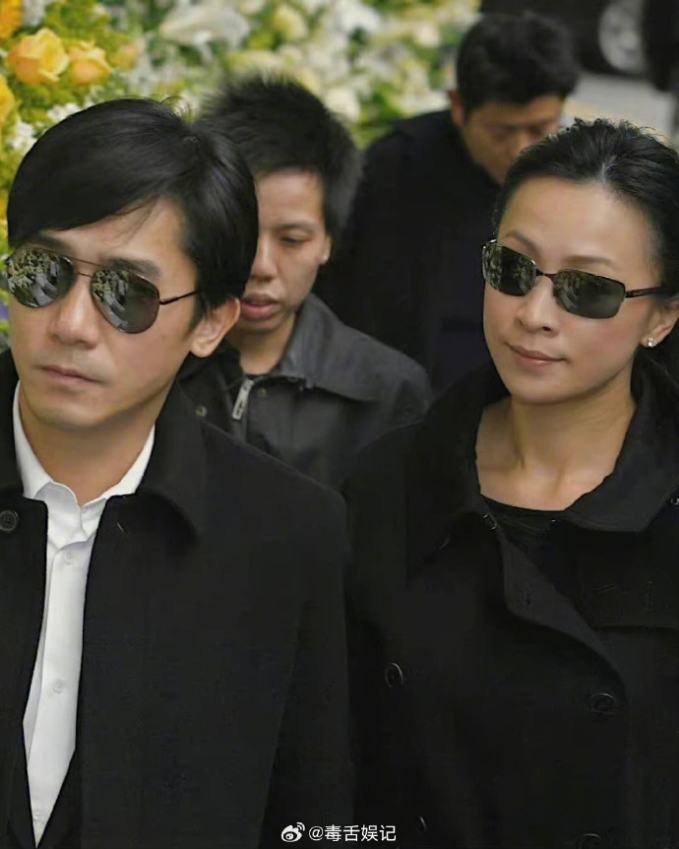 Hình ảnh đám tang Mai Diễm Phương bất ngờ được chia sẻ lại: Tang lễ không tiếng khóc, một nụ cười khiến Trương Bá Chi bị mắng suốt 20 năm-4