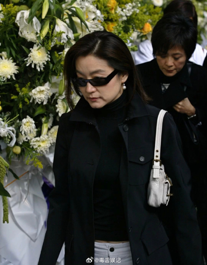 Hình ảnh đám tang Mai Diễm Phương bất ngờ được chia sẻ lại: Tang lễ không tiếng khóc, một nụ cười khiến Trương Bá Chi bị mắng suốt 20 năm-8
