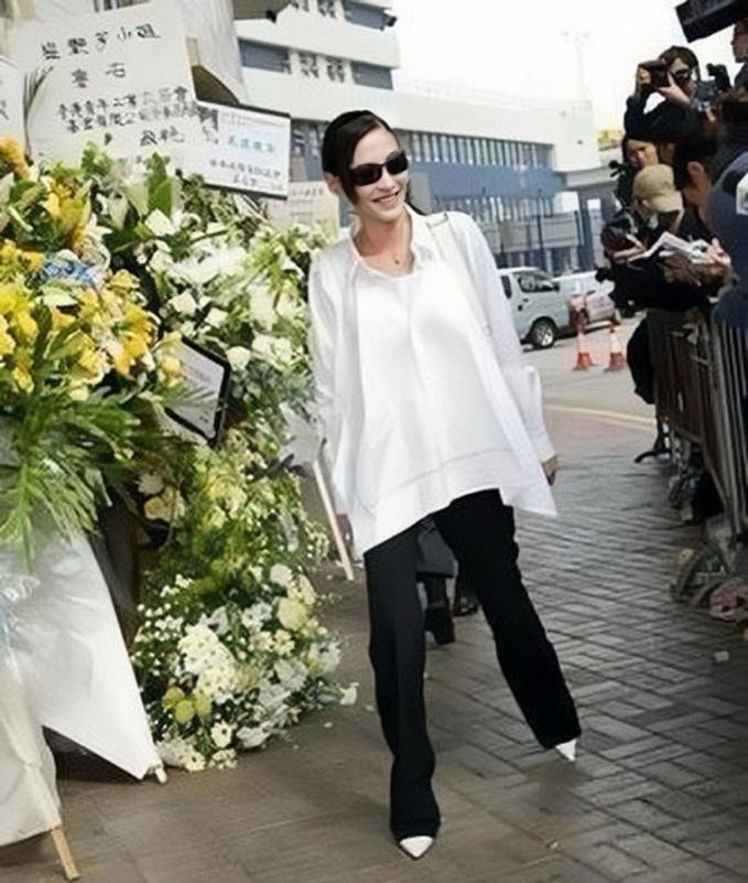 Hình ảnh đám tang Mai Diễm Phương bất ngờ được chia sẻ lại: Tang lễ không tiếng khóc, một nụ cười khiến Trương Bá Chi bị mắng suốt 20 năm-12