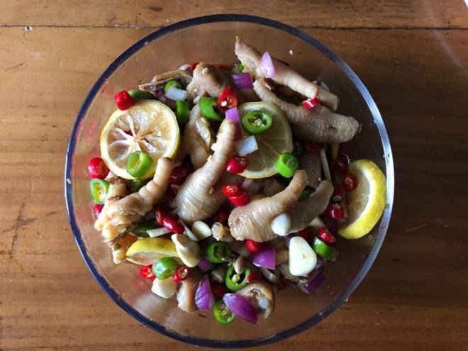 Vẫn là chân gà trộn chua ngọt nhưng biến tấu kiểu này được món ăn mới mẻ, giải ngán cho dịp Tết-8