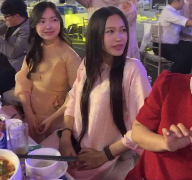 Doãn Hải My, Mai Hà Trang lộ rõ vòng 2 lùm lùm khi mặc áo dài đi ăn hỏi Quang Hải và Chu Thanh Huyền-1