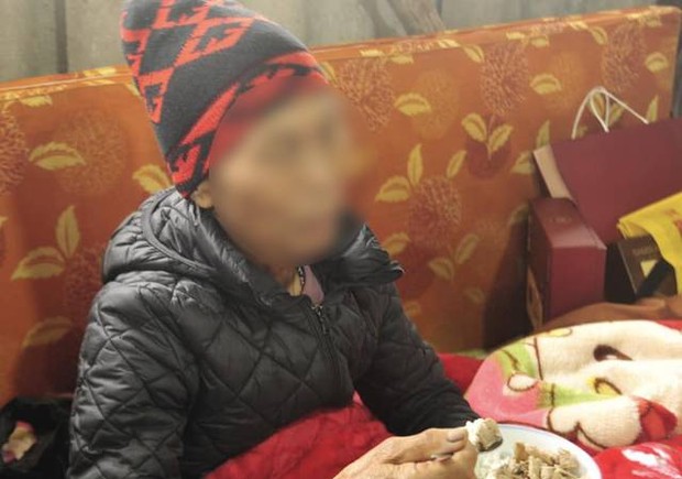 Vụ cụ bà 70 tuổi nghi bị vợ chồng con trai đuổi ra đường: 2 người con gái gây bức xúc khi mong mạnh thường quân giúp đỡ-1