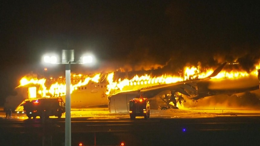Máy bay Japan Airlines chở hơn 300 hành khách bốc cháy dữ dội tại sân bay Nhật Bản-2