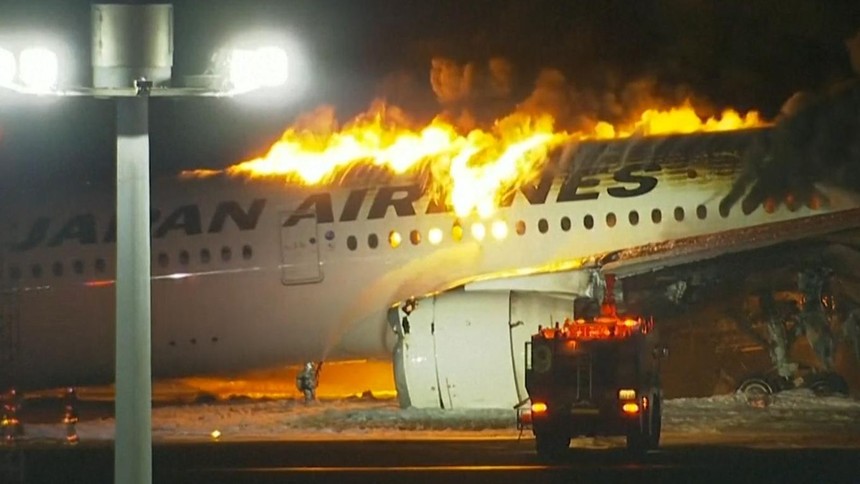 Máy bay Japan Airlines chở hơn 300 hành khách bốc cháy dữ dội tại sân bay Nhật Bản-3