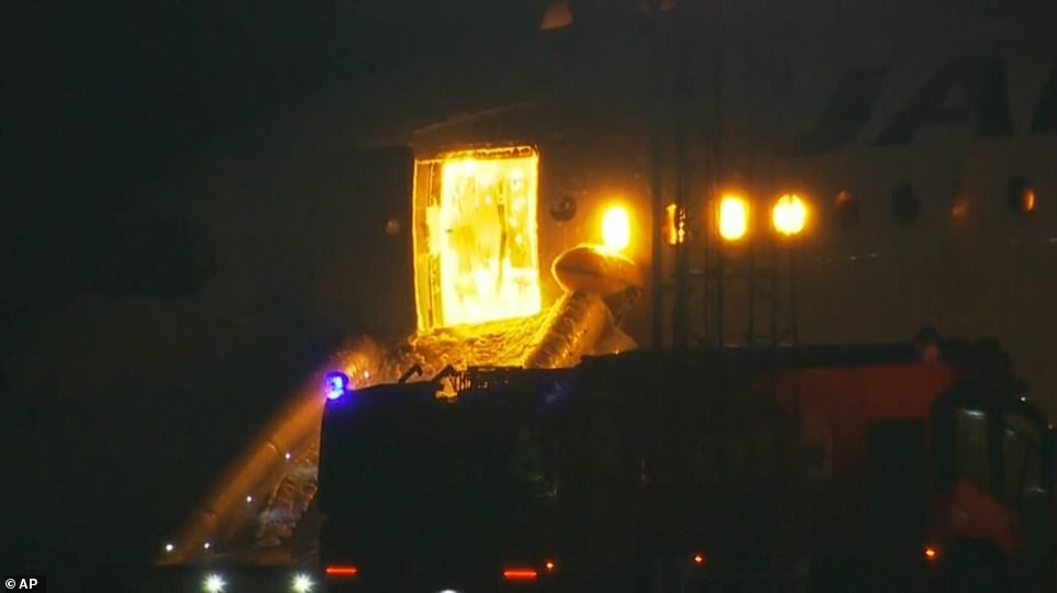 Máy bay Japan Airlines chở hơn 300 hành khách bốc cháy dữ dội tại sân bay Nhật Bản-4