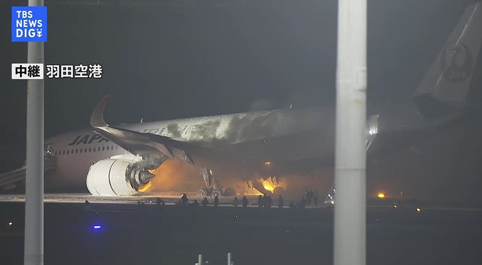 Máy bay Japan Airlines chở hơn 300 hành khách bốc cháy dữ dội tại sân bay Nhật Bản-5