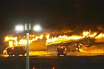 Máy bay chở khách của Nhật bốc cháy như quả cầu lửa trên đường băng ở Tokyo-1