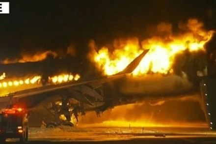 Máy bay chở khách của Nhật bốc cháy như 'quả cầu lửa' trên đường băng ở Tokyo
