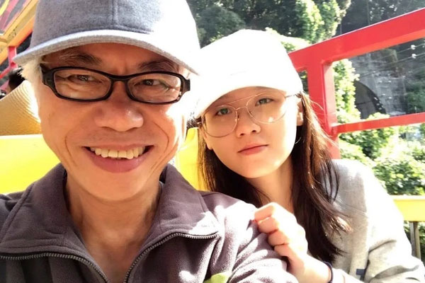 Cuộc sống hiện tại của người vợ trẻ trong mối tình ông - cháu gây sốc showbiz xứ Đài: Ngủ ngoài đường, đập phá rồi khạc nhổ bừa bãi-5