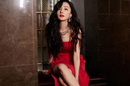 Mỗi lần đi công tác về thấy vợ mặc váy đỏ, hàng xóm hỏi một câu khiến người chồng 