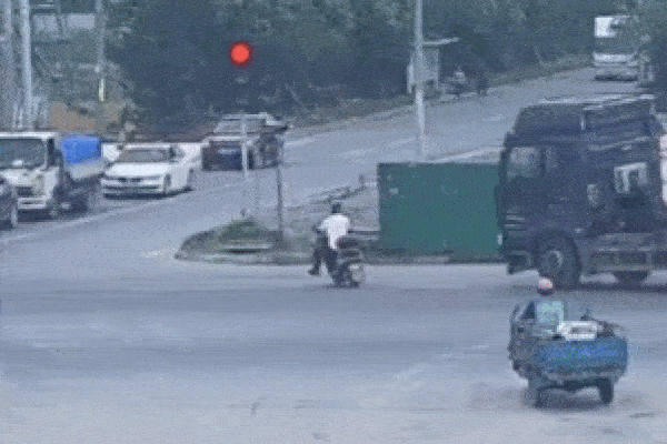 Clip: Cố tình vượt đèn đỏ, hai người trên xe máy bị ô tô tông văng-1