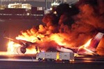Hành khách thoát chết trên chiếc máy bay chở 379 người bốc cháy kể giây phút tháo chạy ám ảnh cả đời: Khói trong cabin ngột ngạt như địa ngục-5