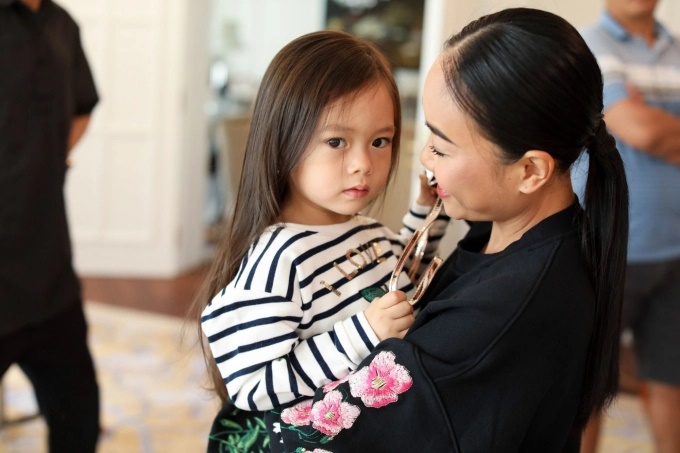 Clip Hồng Nhung hỏi chuyện con gái Đoan Trang đang gây bão mạng: Chỉ 1 chi tiết đủ thấy người đẹp da nâu dạy con kỹ như nào!-1