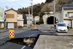 Hình ảnh mặt đất bị tách ra sau động đất ở Nhật Bản-8