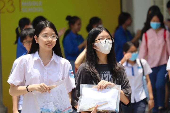Tăng hơn 5.000 em vào lớp 10, phụ huynh Hà Nội đề xuất tuyển bằng thi 3 môn-1