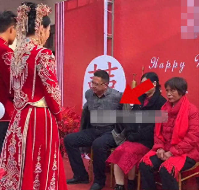 Trong đám cưới, bố chú rể có hành động khiến nhiều người xúc động, ai cũng khen nàng dâu tốt số-1