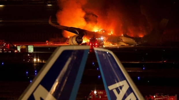 Hành khách thoát chết trên chiếc máy bay chở 379 người bốc cháy kể giây phút tháo chạy ám ảnh cả đời: Khói trong cabin ngột ngạt như địa ngục-1