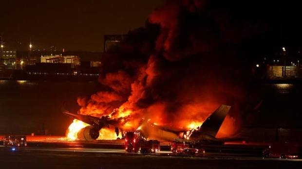 Hành khách thoát chết trên chiếc máy bay chở 379 người bốc cháy kể giây phút tháo chạy ám ảnh cả đời: Khói trong cabin ngột ngạt như địa ngục-2