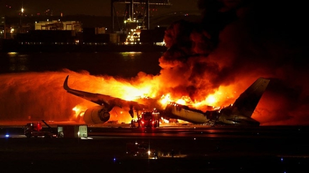 Hành khách thoát chết trên chiếc máy bay chở 379 người bốc cháy kể giây phút tháo chạy ám ảnh cả đời: Khói trong cabin ngột ngạt như địa ngục-4