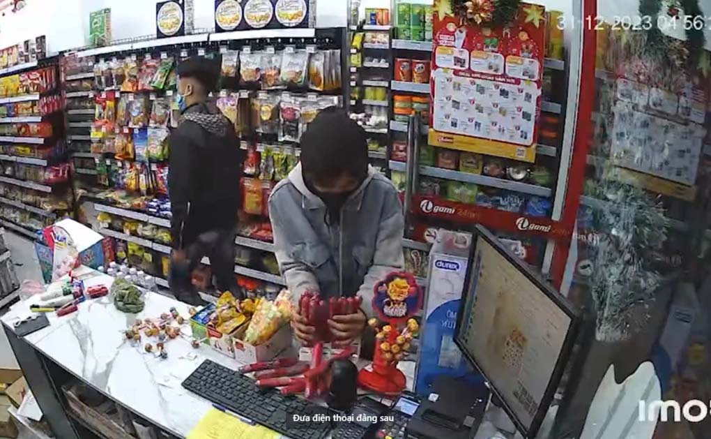 Nhóm thiếu niên cướp cửa hàng tiện lợi, đuổi đánh nhân viên bán hàng-2