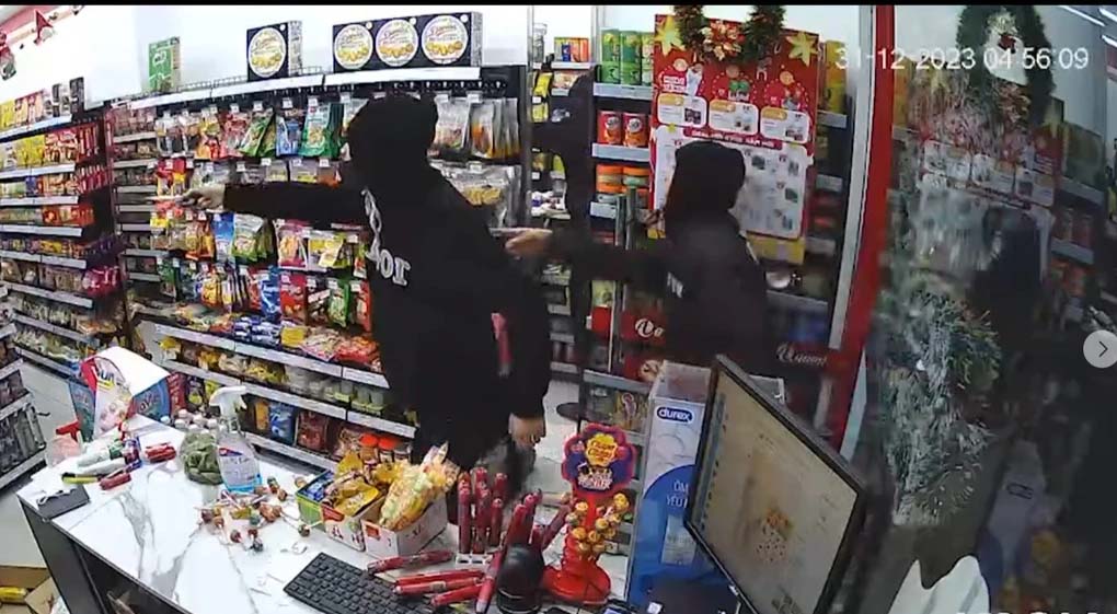 Nhóm thiếu niên cướp cửa hàng tiện lợi, đuổi đánh nhân viên bán hàng-1