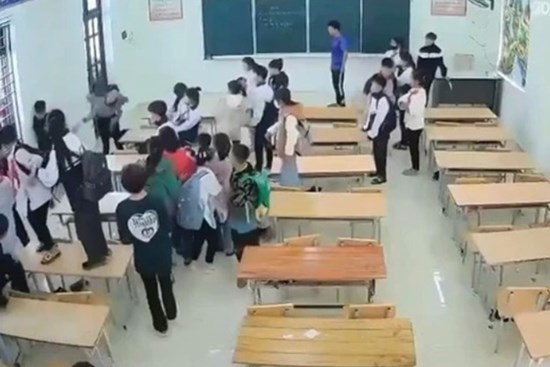 Cô giáo ở Tuyên Quang bị học sinh dồn vào góc lớp nhận kỷ luật cảnh cáo