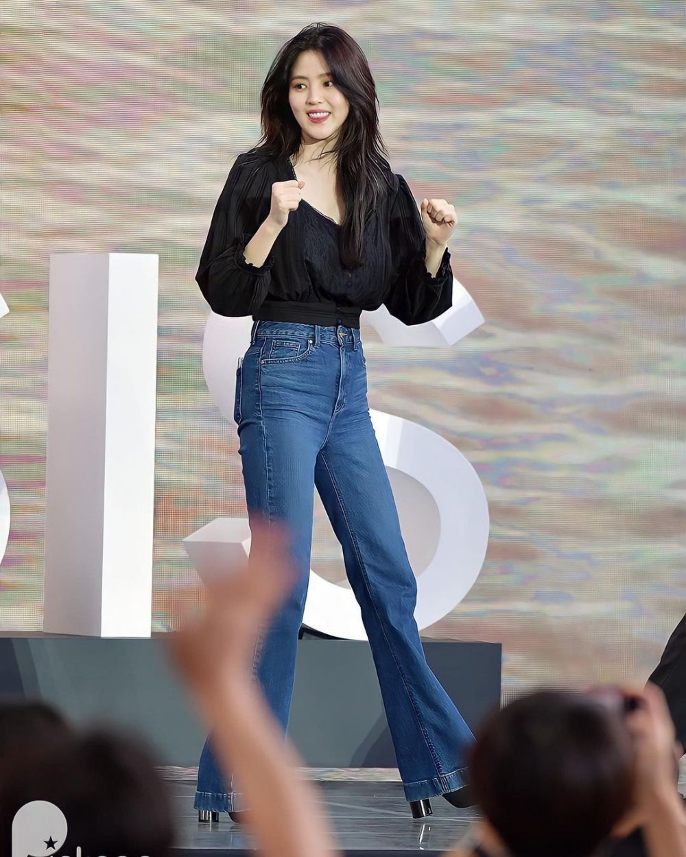 Phong cách diện quần jeans của Han So Hee: Phối đồ dịu dàng hay cá tính cũng đều đẹp xuất sắc-1