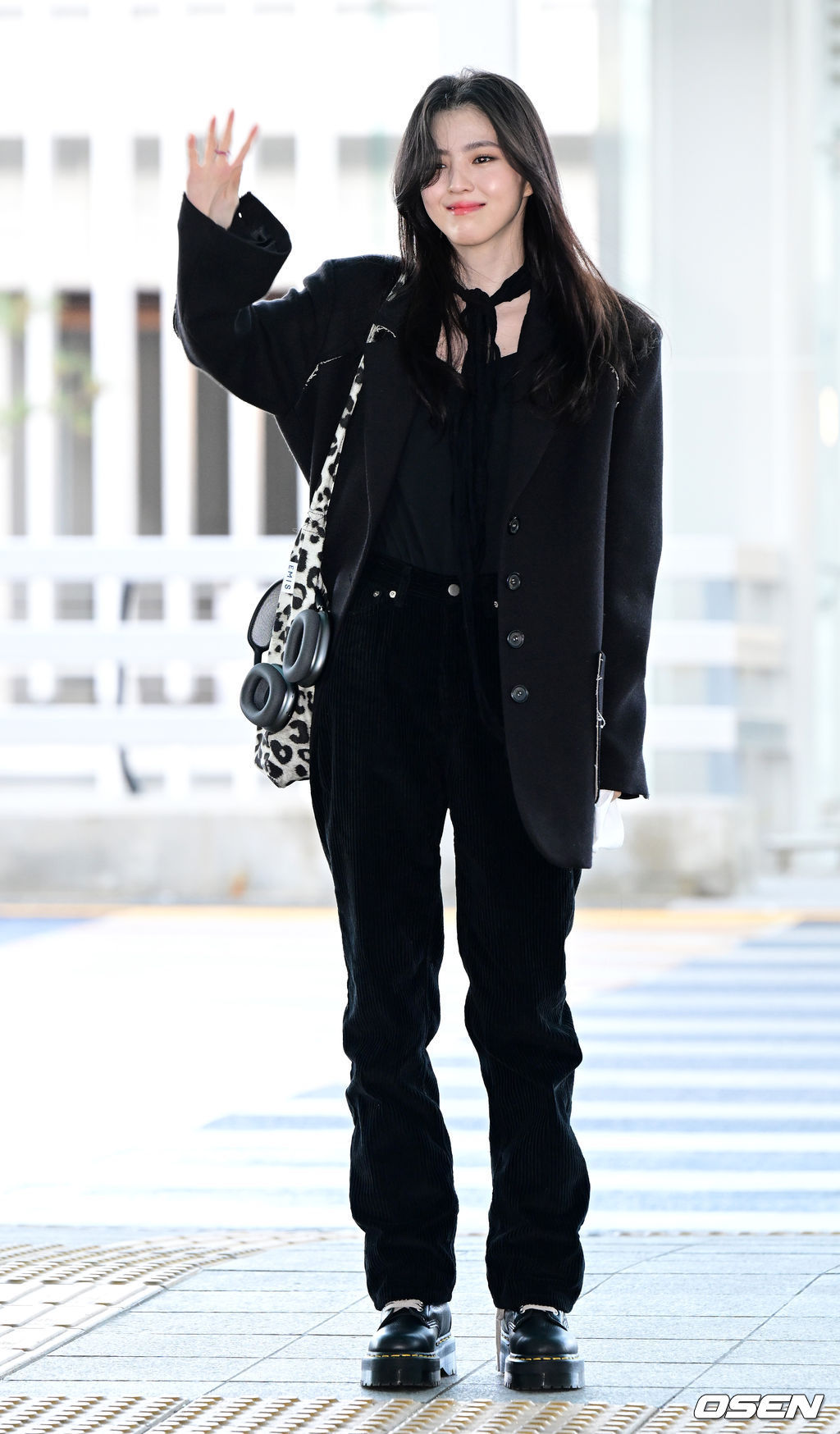 Phong cách diện quần jeans của Han So Hee: Phối đồ dịu dàng hay cá tính cũng đều đẹp xuất sắc-9