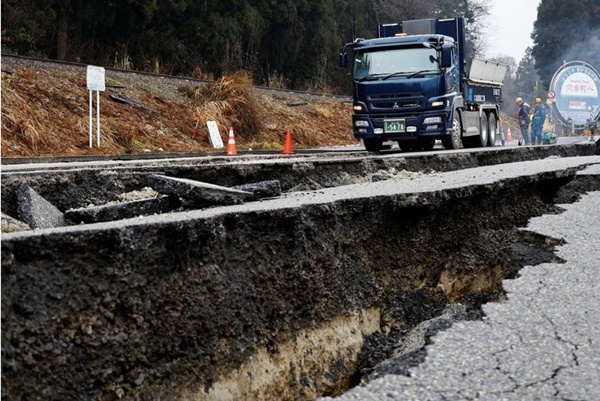 Hình ảnh mặt đất bị tách ra sau động đất ở Nhật Bản-2