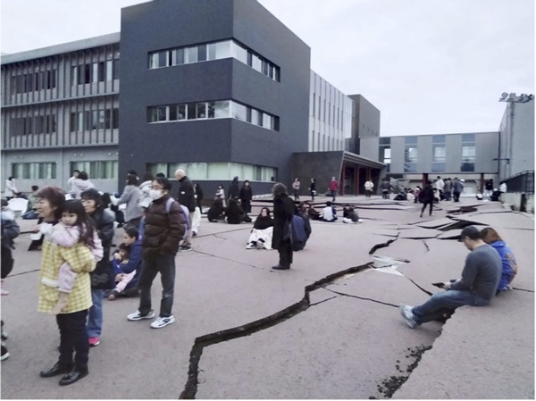Hình ảnh mặt đất bị tách ra sau động đất ở Nhật Bản-3