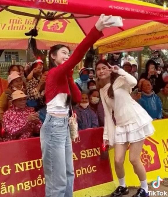 Được bà con cô bác xin chụp ảnh cùng, phản ứng của 2 con gái Quyền Linh khiến bố mẹ nở mũi: Gia đình khéo dạy dỗ quá!-1