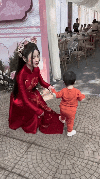 Cú hất tay thị phi của Chu Thanh Huyền với mẹ ruột: Người chị lên tiếng giải thích, tiết lộ luôn chuyện kín trong nhà-4