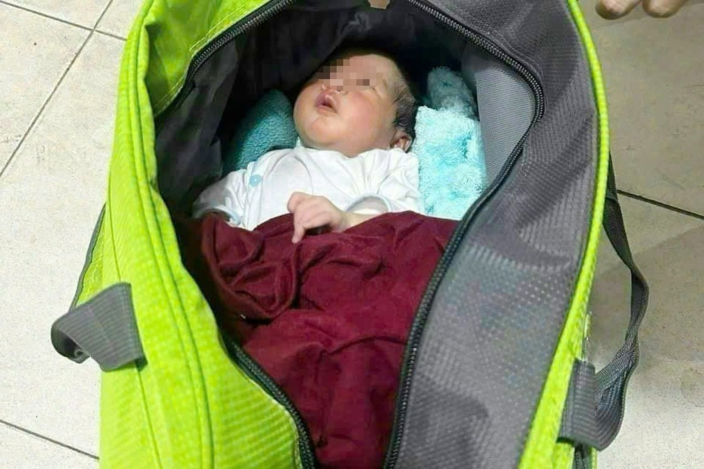 Tìm thân nhân bé trai sơ sinh bị bỏ rơi trên bãi cỏ ở TPHCM-1
