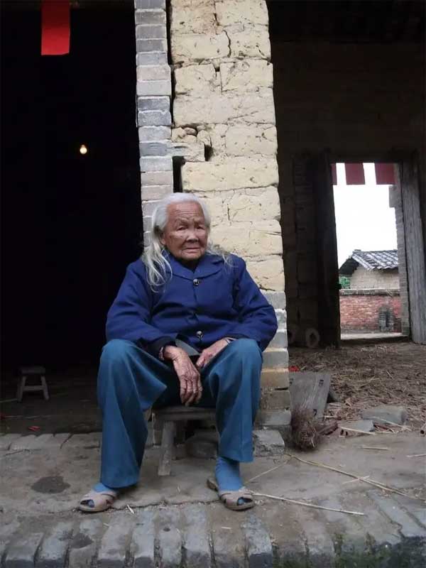 Cụ bà 95 tuổi mở quan tài đứng dậy đi nấu cơm sau 6 ngày qua đời-1