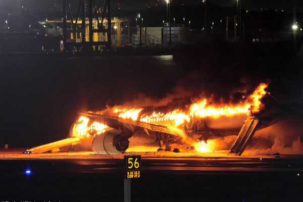Câu hỏi chưa được giải đáp trong vụ máy bay Nhật chở 379 người bốc cháy-1
