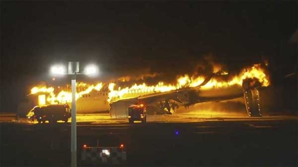 Tiếp viên tiết lộ 18 phút sinh tử trong máy bay Nhật Bản: 5/8 cửa thoát hiểm bốc cháy, mất liên lạc hoàn toàn với buồng lái-2