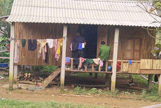 Vợ con tử vong, chồng bê bết máu nằm bên cạnh